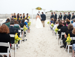 黄色的海滩婚礼仪式场地布置唯美浪漫海边户外婚礼