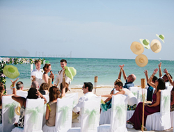 海滩上的绿色婚礼小清新时尚创意婚纱照