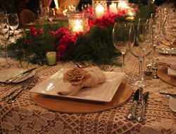 华丽海边婚礼宴会餐桌布置和简洁仪式场地布置