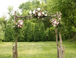 12款简易的森系婚礼拱门，用枯藤树枝造型将框架装点