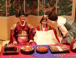 许茹芸和夫婿举行韩国传统婚礼照片甜蜜曝光幸福