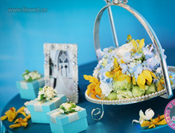 室内唯美婚礼展示桌上的花艺装饰和浪漫礼盒淡雅精致