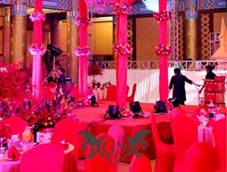 异域皇室风格的典雅红婚礼摄影