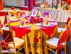 红金色的色彩搭配体现婚礼现场华丽典雅摄影照片