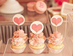 粉丝带和红心的粉嫩甜品桌粉粉主题婚礼