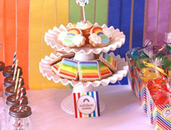 七彩世界里的华美绚丽 彩虹主题的婚礼甜品桌