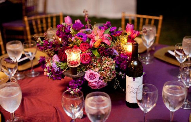 酒红色给人感觉既浪漫又喜庆,举办一场酒红色主题婚礼,让迷人的酒红色为你的婚礼增加多一点的温馨。