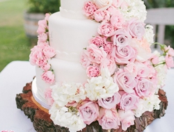 用鲜花装饰的婚礼蛋糕摄影照片