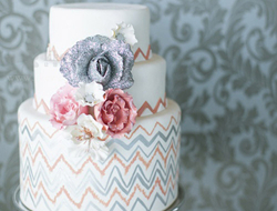 典雅唯美蛋糕加上些金属色元素的迷人婚礼蛋糕