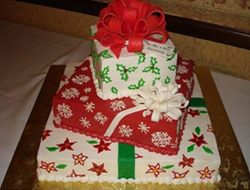 用圣诞节的红色与绿色来装饰你婚礼蛋糕点缀