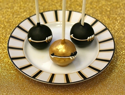 婚礼蛋糕甜品巧用黑白金三色打造的贵族式甜品桌