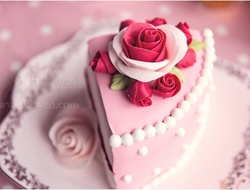 各种粉红色的婚礼蛋糕打造的甜品桌