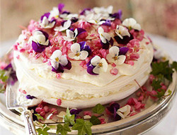 鲜花撞上婚礼蛋糕 甜蜜的时尚秀