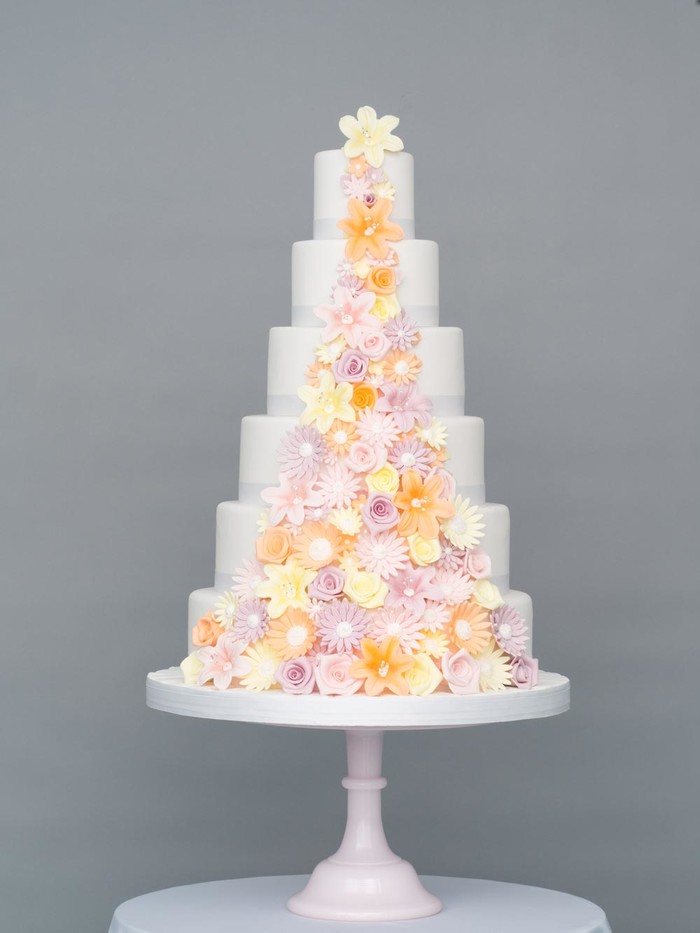 多层婚礼蛋糕,适合摩羯座的婚礼蛋