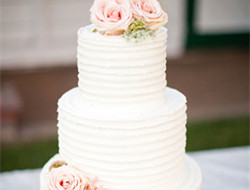 美到哭的乳白色婚礼蛋糕图片