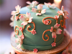 用花朵点缀的婚礼蛋糕美图