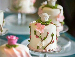 花瓣浪漫婚礼蛋糕图片