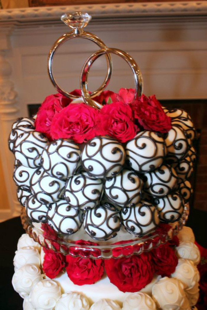 时尚的红黑色婚礼蛋糕