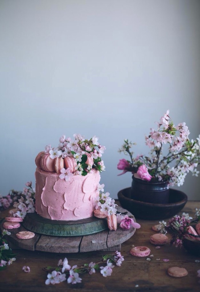 简单装饰奶油的蛋糕 配上马卡龙和花朵 好有格调