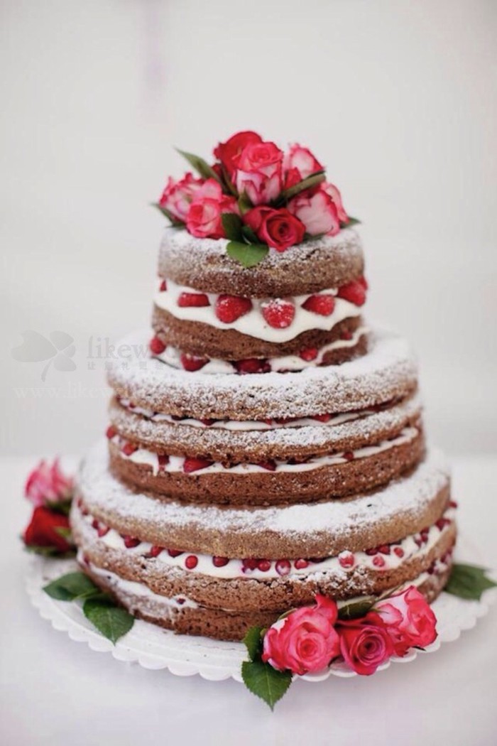 “裸蛋糕”通常只简单的搭配鲜花、绿叶和水果装扮即可，没有翻糖照样美！田园婚礼甜点专属裸蛋糕，充满清新的味道。
