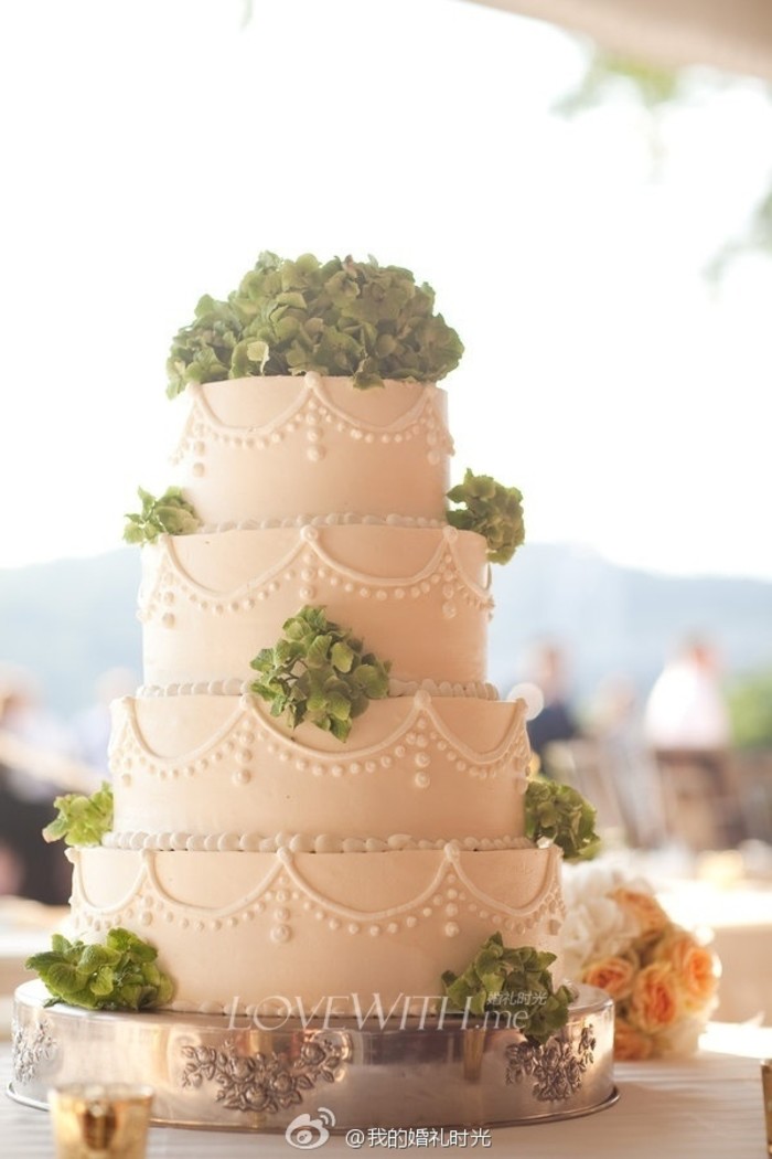 绣球花装饰的婚礼翻糖蛋糕,让本来非常简单的蛋糕制造出浪漫四溢的甜蜜氛围。http://www.lovewith.me/share/detail/all/29583