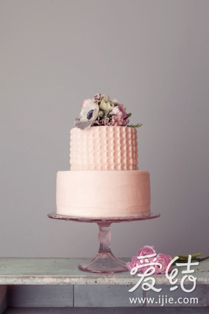 花瓣糖衣：蛋糕师先用花嘴在蛋糕表面挤出大粒珍珠状糖衣，而后用一把斜角抹刀以一定角度抹平珍珠的一部分。