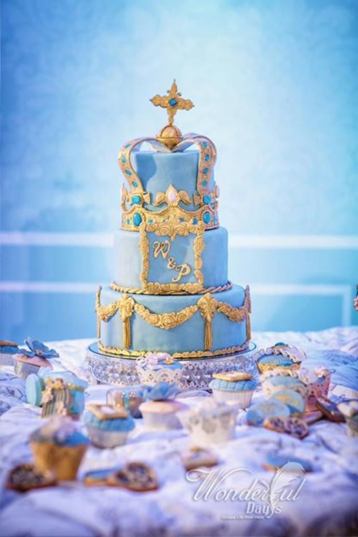 蓝色和金色相配的婚礼，相框和鸟笼是整个婚礼的主元素。整个婚礼十分的典雅，大方。