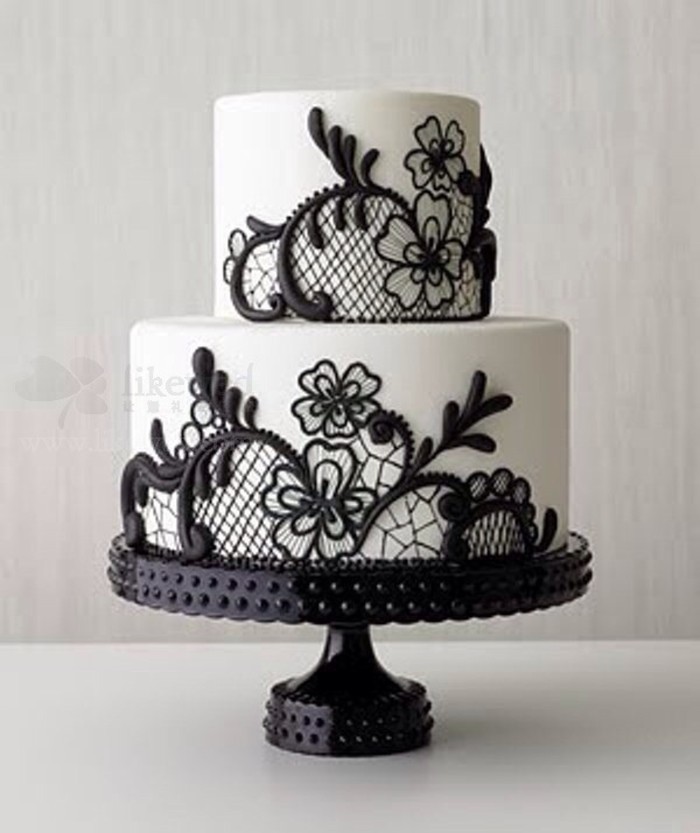 虽然黑白婚礼蛋糕是去年最流行的婚礼蛋糕款式之一， 但它并没有在今年偃旗息鼓。它常见于复古主题的婚礼中，但也不仅限于此，黑白蛋糕同样是当下各种新潮婚礼的一种简洁选择。