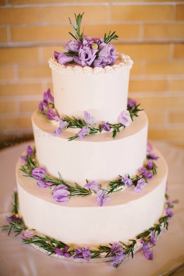 用鲜花装饰的婚礼蛋糕，让整场婚礼都充满清新自然、浪漫气息！
