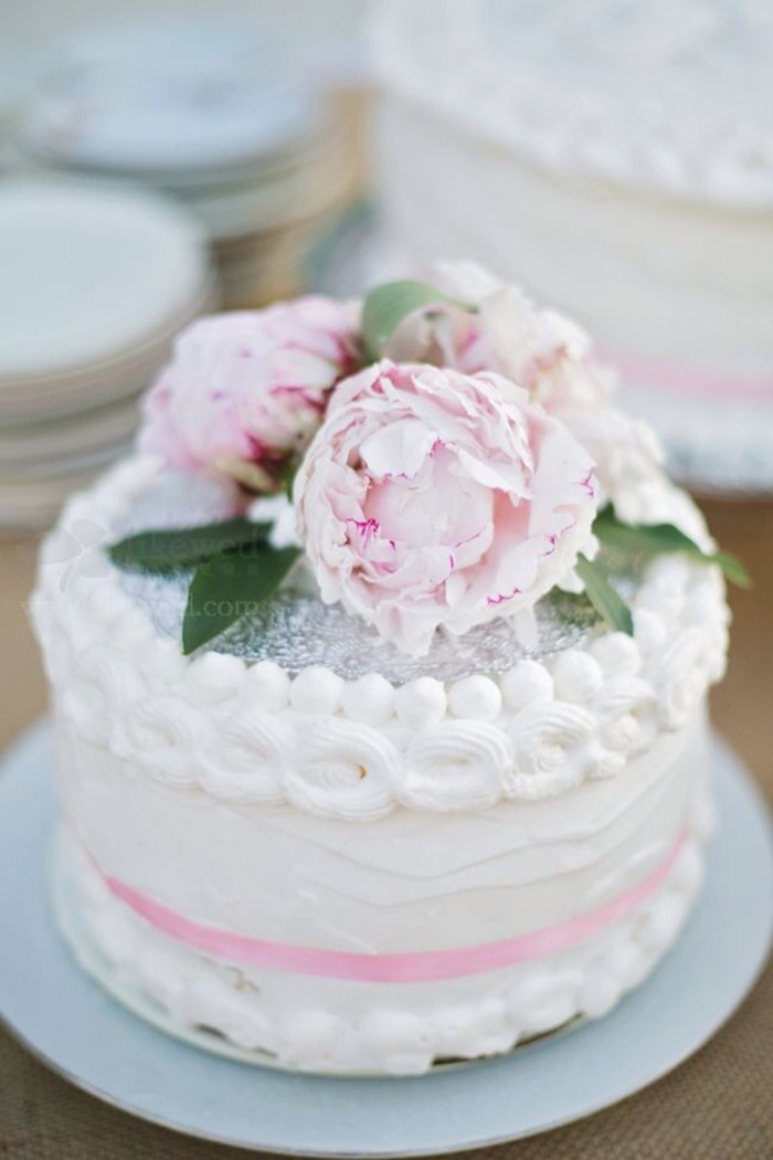 用鲜花装饰的婚礼蛋糕，让整场婚礼都充满清新自然、浪漫气息！