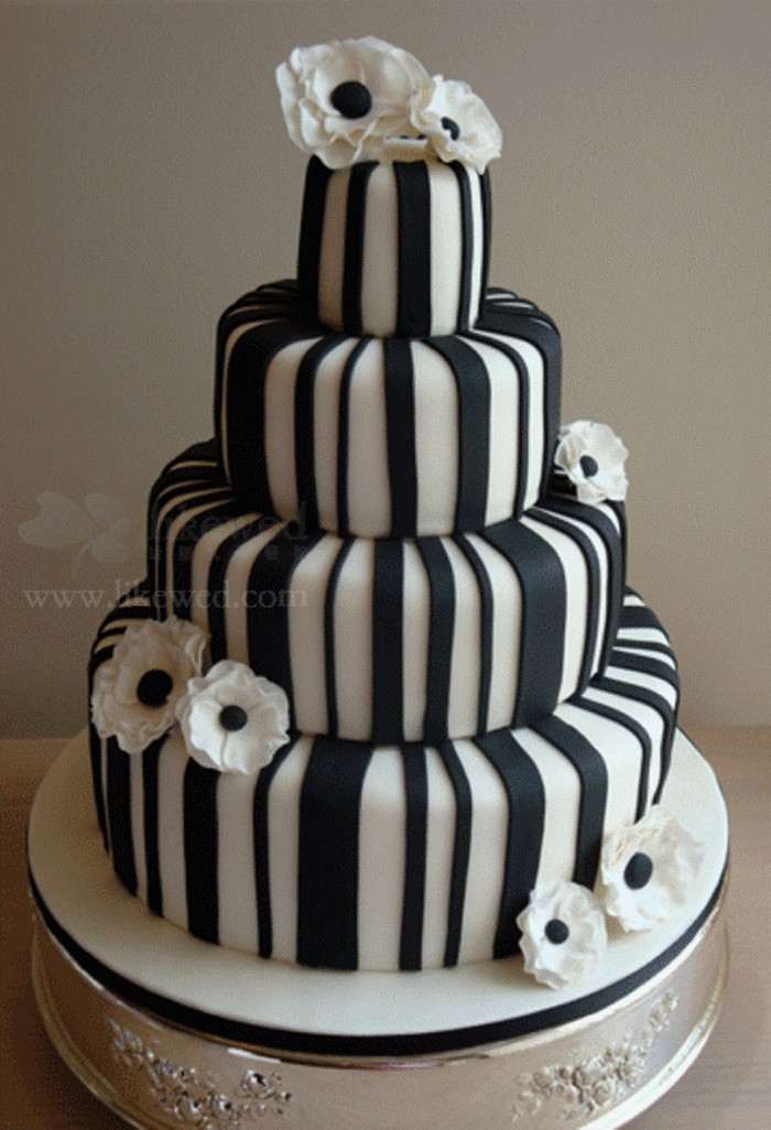 黑白婚礼蛋糕，它常见于复古主题的婚礼中，但也不仅限于此，黑白蛋糕同样是当下各种新潮婚礼的一种简洁选择。