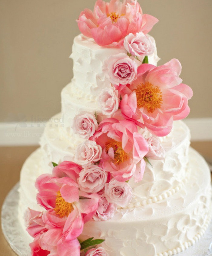 用鲜花装饰的婚礼蛋糕，让整场婚礼都充满清新自然、浪漫气息！