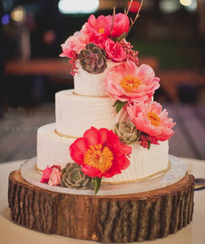 用鲜花装饰的婚礼蛋糕，让整场婚礼都充满清新自然、浪漫气息！