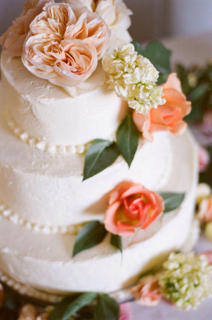 用鲜花装饰的婚礼蛋糕，让整场婚礼都充满清新自然、浪漫气息！