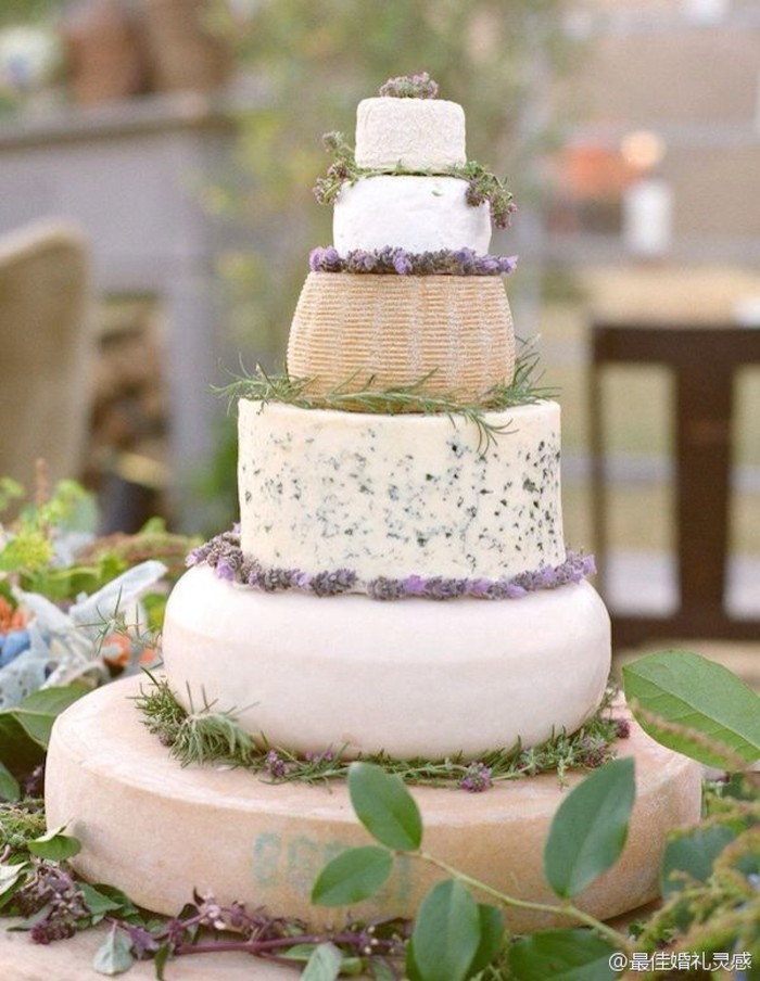 “裸蛋糕”通常只简单的搭配鲜花、绿叶和水果装扮即可，没有翻糖照样美！田园婚礼甜点专属奶酪裸蛋糕，充满温馨的味道。