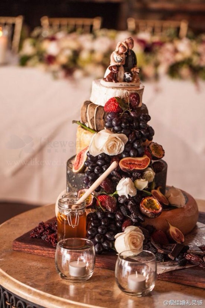“裸蛋糕”通常只简单的搭配鲜花、绿叶和水果装扮即可，没有翻糖照样美！田园婚礼甜点专属奶酪裸蛋糕，充满温馨的味道。