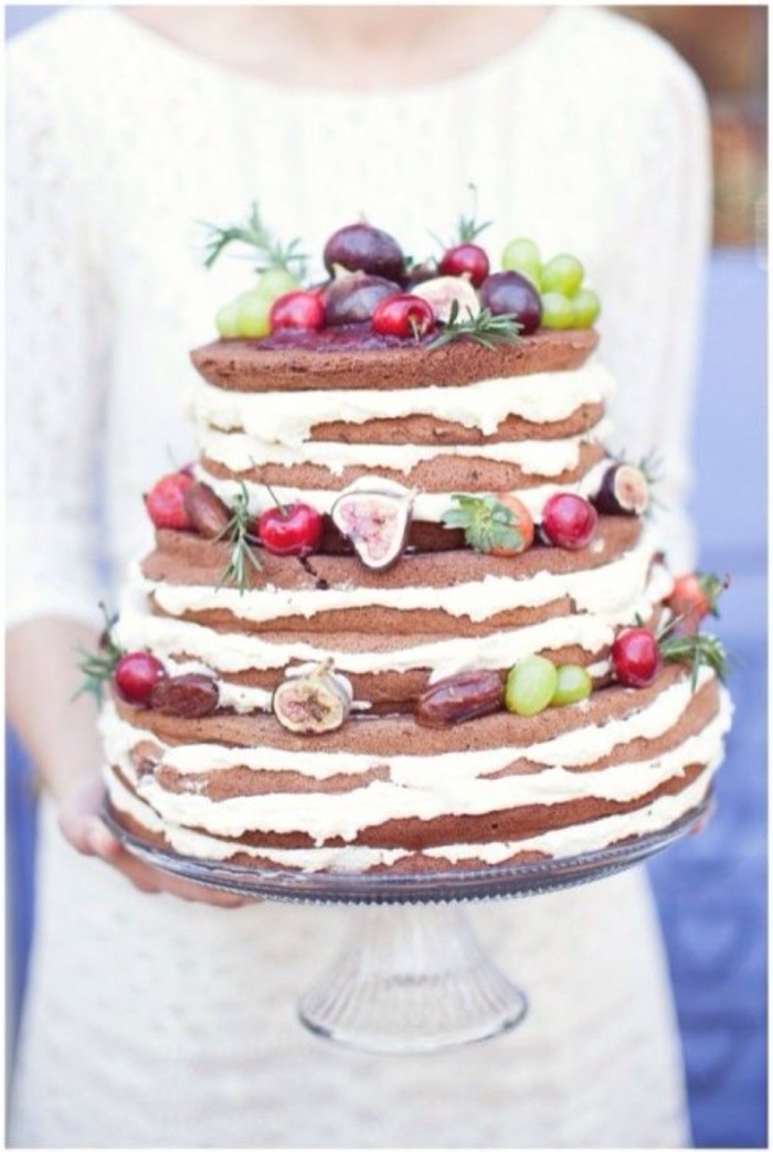 新鲜的草莓、丝滑的巧克力、清香的奶油等都成为制作裸蛋糕的最佳选择。丰富的层次之间充满了各种甜蜜的食材，水果鲜花装扮的“Naked”婚礼蛋糕，享受夏日婚礼上纯朴真实的甜蜜味觉！