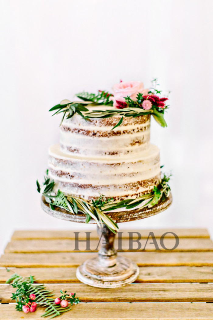【梦幻裸蛋糕】所谓裸蛋糕其实就是指蛋糕外层没有盖奶油或者奶霜，将蛋糕夹层中的用料完全“裸露”地展现在宾客眼前。它们通常只需要装饰鲜花、绿叶和水果即可，与传统蛋糕所拥有的华丽外观不同。看看今天分享的这些婚礼上的裸蛋糕，你有没有隔着屏幕感受到简单却温馨的味道？