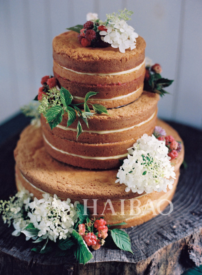 【梦幻裸蛋糕】所谓裸蛋糕其实就是指蛋糕外层没有盖奶油或者奶霜，将蛋糕夹层中的用料完全“裸露”地展现在宾客眼前。它们通常只需要装饰鲜花、绿叶和水果即可，与传统蛋糕所拥有的华丽外观不同。看看今天分享的这些婚礼上的裸蛋糕，你有没有隔着屏幕感受到简单却温馨的味道？