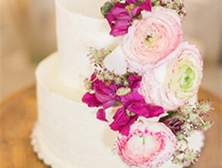 梦幻婚礼上的鲜花蛋糕图片