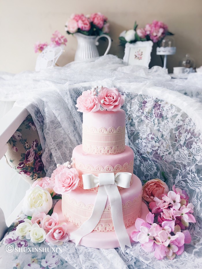 粉白婚礼主题翻糖蛋糕甜品台| 