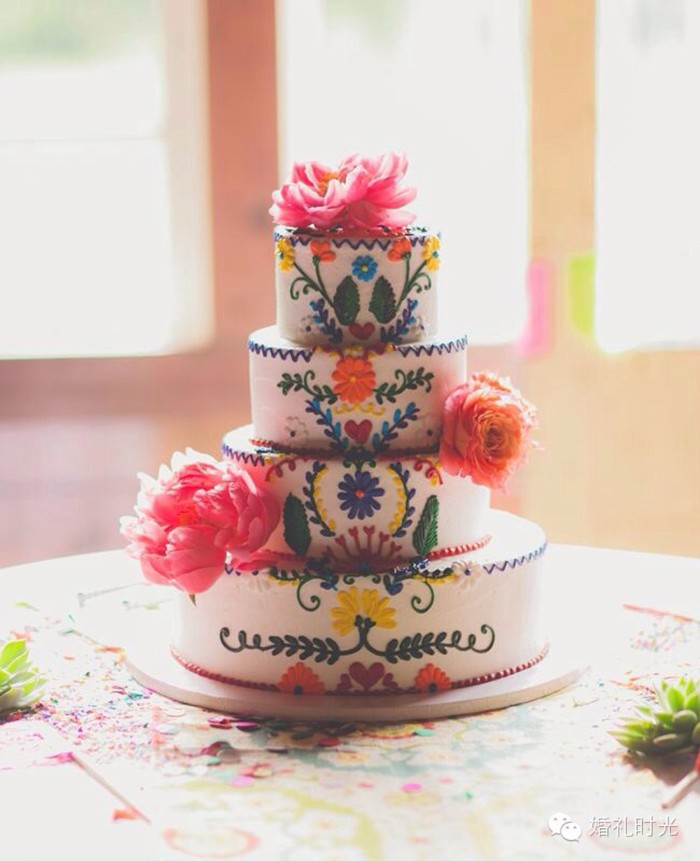  【彩绘婚礼蛋糕】甜品专家以蛋糕作为他们创作的素材，将他们的绘画艺术表现在每一款蛋糕上。他们创作了这些精美的蛋糕作品，用色彩放大了蛋糕之美，让它们就像是一件件手绘艺术作品，充满了浪漫而迷人的感觉。