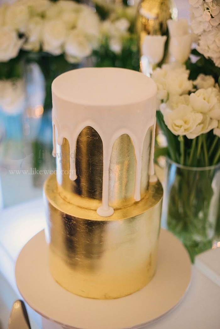金色金属质感外表的婚礼蛋糕