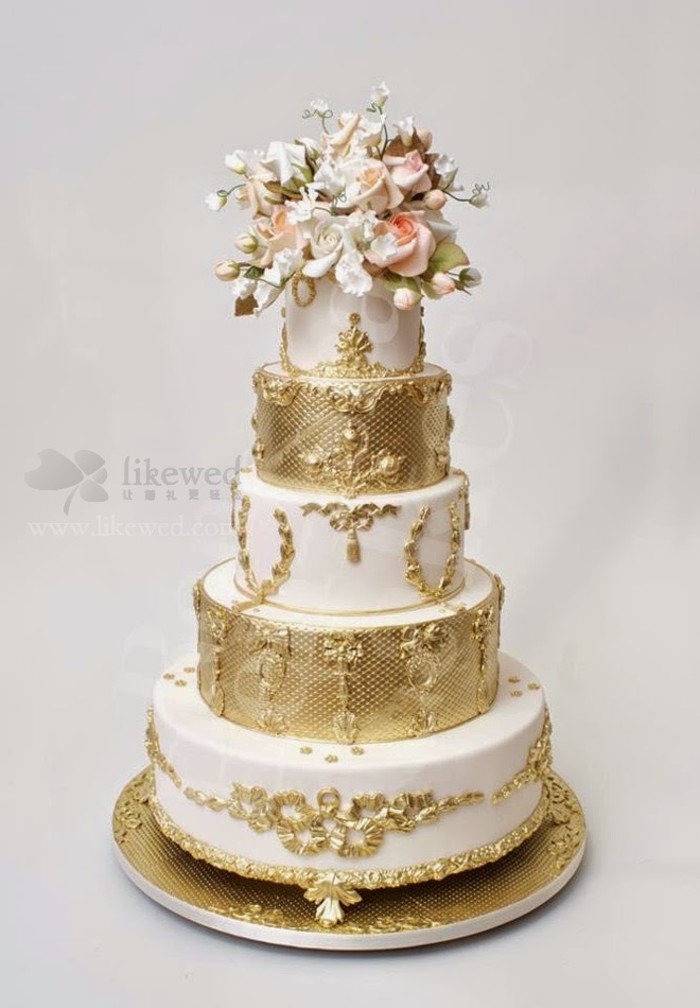 华丽的金色金属质感的婚礼蛋糕