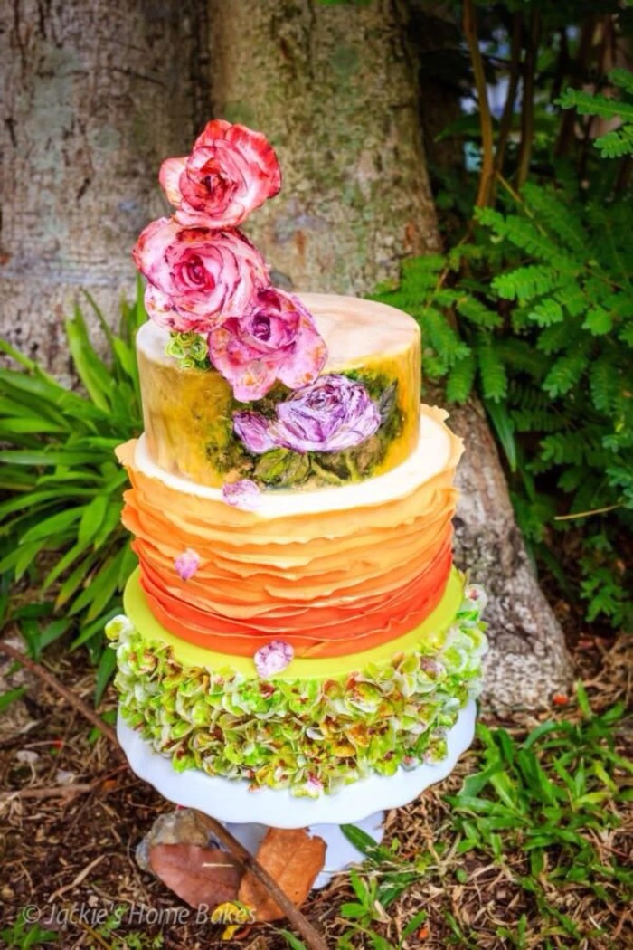 褶皱工艺加上花朵点缀，让蛋糕更加具有层次感。这种流行的多种元素叠加在一起，让蛋糕不仅仅成为食品，甚至成为了艺术品。文字@喜结网