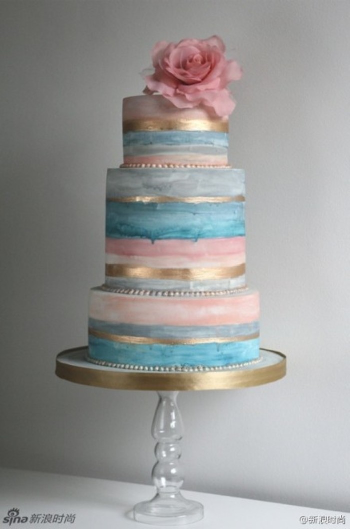 【多层手绘婚礼蛋糕】婚礼蛋糕不仅仅是派对过后餐盘中的美味甜点，只要发挥创意想象，蛋糕也能变身三维立体画布。技艺精湛的糕点师们颇具独特构思，创造了这些宛如艺术品的手绘多层婚礼蛋糕