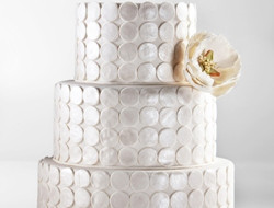 白色婚礼上的蛋糕图片