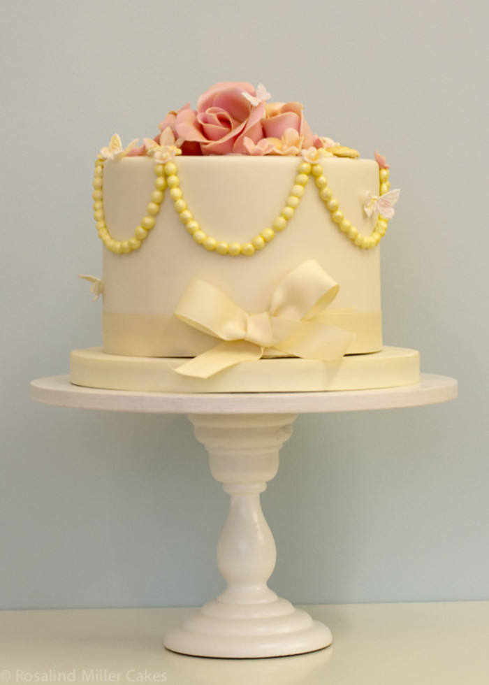 迷你婚礼蛋糕：花与蝴蝶结