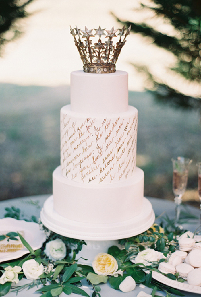 Earth &amp;amp; Sugar出品的这款简单大方的婚礼蛋糕顶端的皇冠造型让人印象深刻，蛋糕上还装饰着手写体的法国诗歌