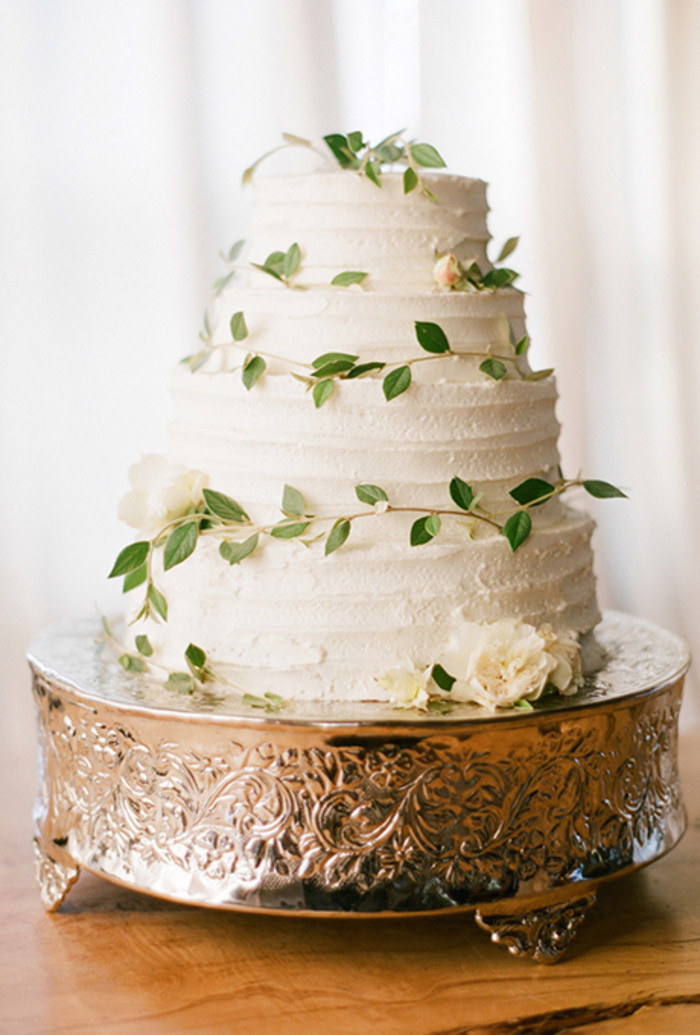 来自The Cocoa Cakery的主厨Christina McKenzie为自己的表姐的婚礼特别设计了这样一款蛋糕，白色的奶油仿佛是清晨还未褪去的晨雾，还有零星的绿色做装饰。